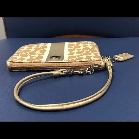 Coach beige/cream/gold sig C leather wristlet - Picture 9 of 15